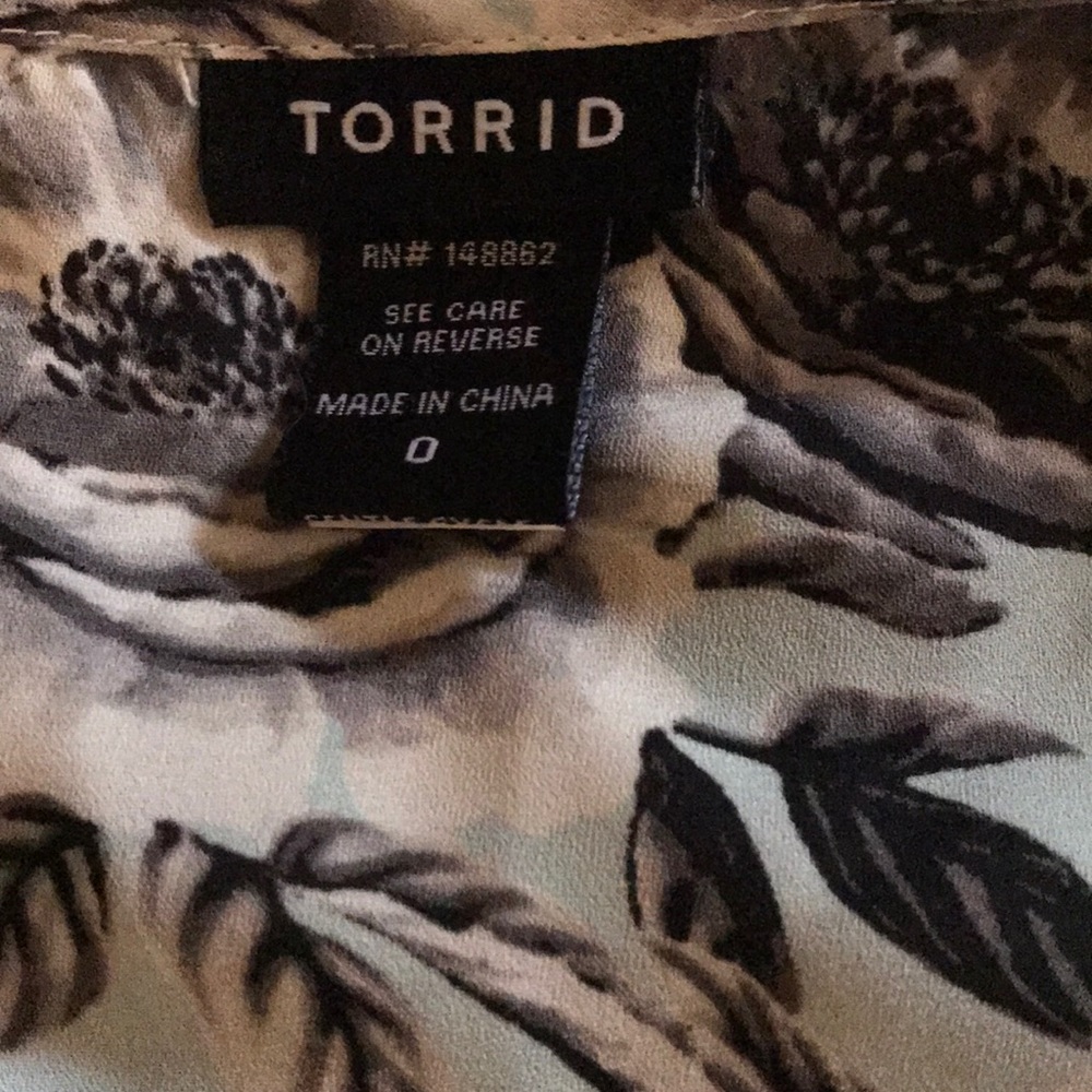 ⭐️ SOLD ⭐️ Torrid Green Floral Woman’s Top Size L - Picture 5 of 5